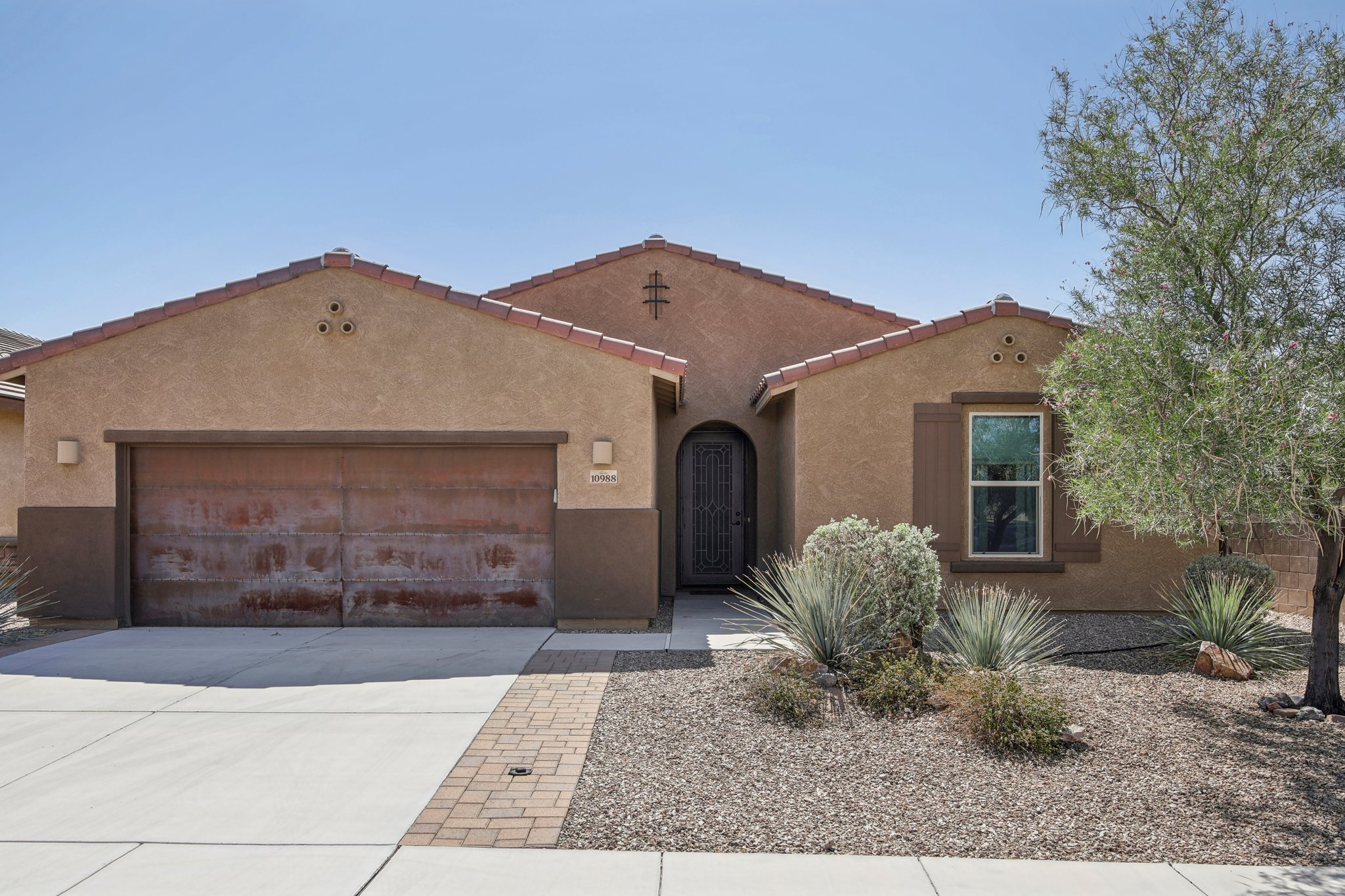 Owner will carry, 4 bed/3 bath + Den, Oro Valley, AZ: Front of Home